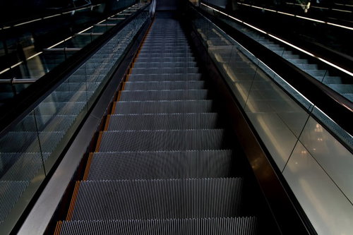 下りの方向に向かうホテルのエスカレーター