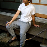 甚平姿で縁側の庭でくつろぐ男性の写真