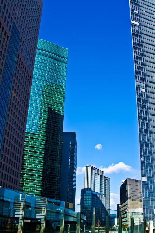 夕暮れの空を背景にした汐留駅前の高層ビル群