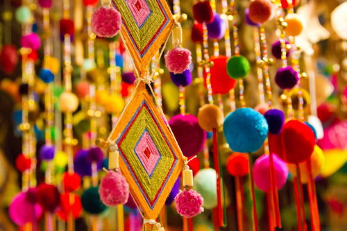 天井から吊るされたカラフルなポンポンの飾り