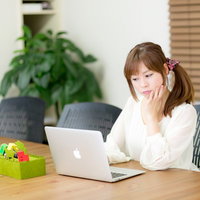 電源完備のコワーキングスペースで作業をする女性の写真