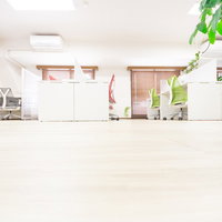 床から見上げたフローリングと白い家具のオフィスの写真