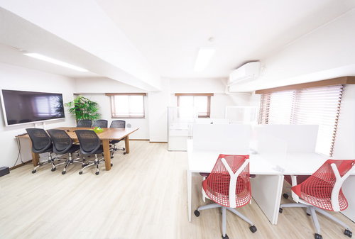 赤い椅子と観葉植物のあるコワーキングスペース