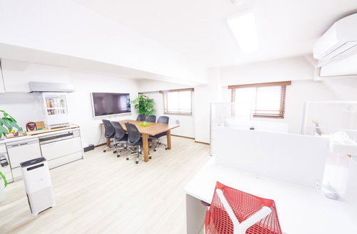 自然光が差し込む白いコワーキングスペース