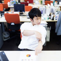 ワイシャツの袖をまくりながらドヤ顔をする会計士の写真