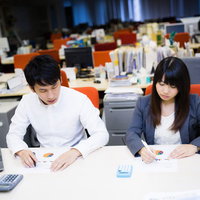 ノー残業デーに残業をする企業戦士の写真