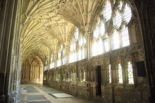 ゴシック様式の尖塔と窓が並ぶグロスター聖堂の外観