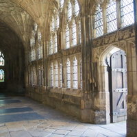 グロスター大聖堂の窓からステンドグラス越しに差し込む日差しの写真