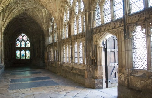 グロスター大聖堂の窓からステンドグラス越しに差し込む日差し