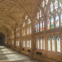 ステンドグラスから光が差し込むグロスター聖堂の写真