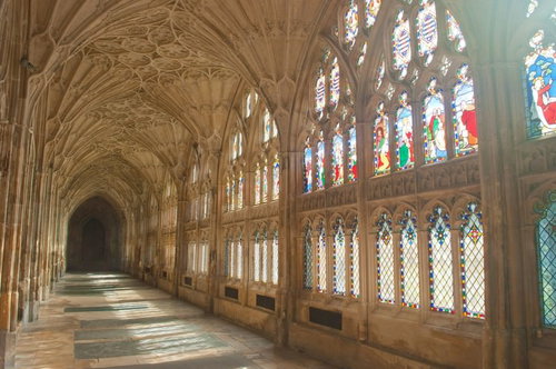 ステンドグラスから光が差し込むグロスター聖堂