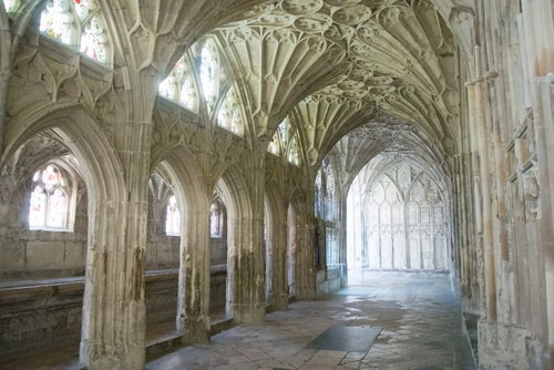 ゴシック様式の尖塔と石壁がそびえるグロスター大聖堂の外観