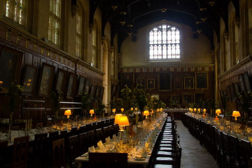 高い天井と石壁が続くクライストチャーチの大広間の内部