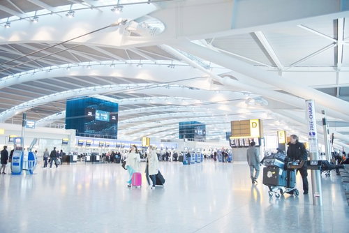 広い空間に旅行者が行き交うヒースロー空港のロビー