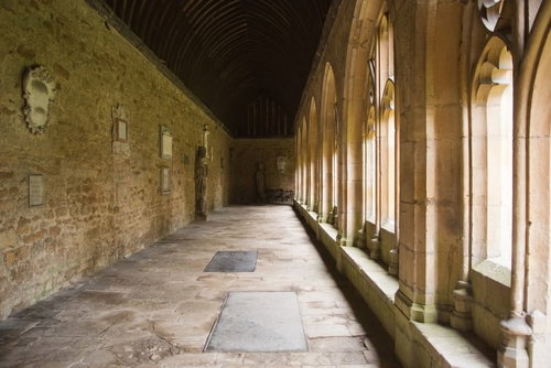 芝生の中庭と古い石造りの建物が並ぶオックスフォードのニューカレッジ