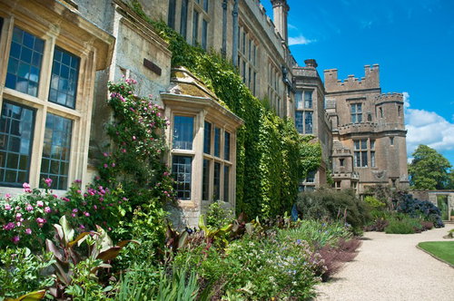 色とりどりの花が咲き乱れるスードリー城の庭園の草花