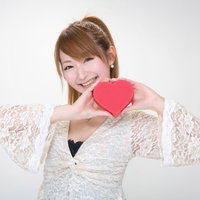 赤いハート型の小箱を持つレース衣装の女性の写真