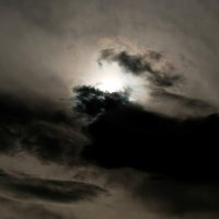 灰色の厚い雲が空を覆う不吉な雲行きの風景の写真