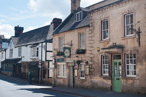 石壁と木枠の窓が残るウィンチクームの古い歴史的建物