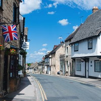 青空の下にレンガや石造りの建物が並ぶウィンチクームの町並みの写真