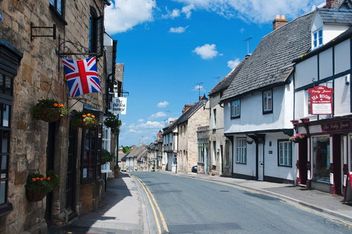 青空の下にレンガや石造りの建物が並ぶウィンチクームの町並み
