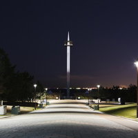 夜の照明に照らされた葛西臨海公園の遊歩道の写真