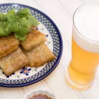 ビールとよく合うヘルシーな大根もち、パクチー添えの写真