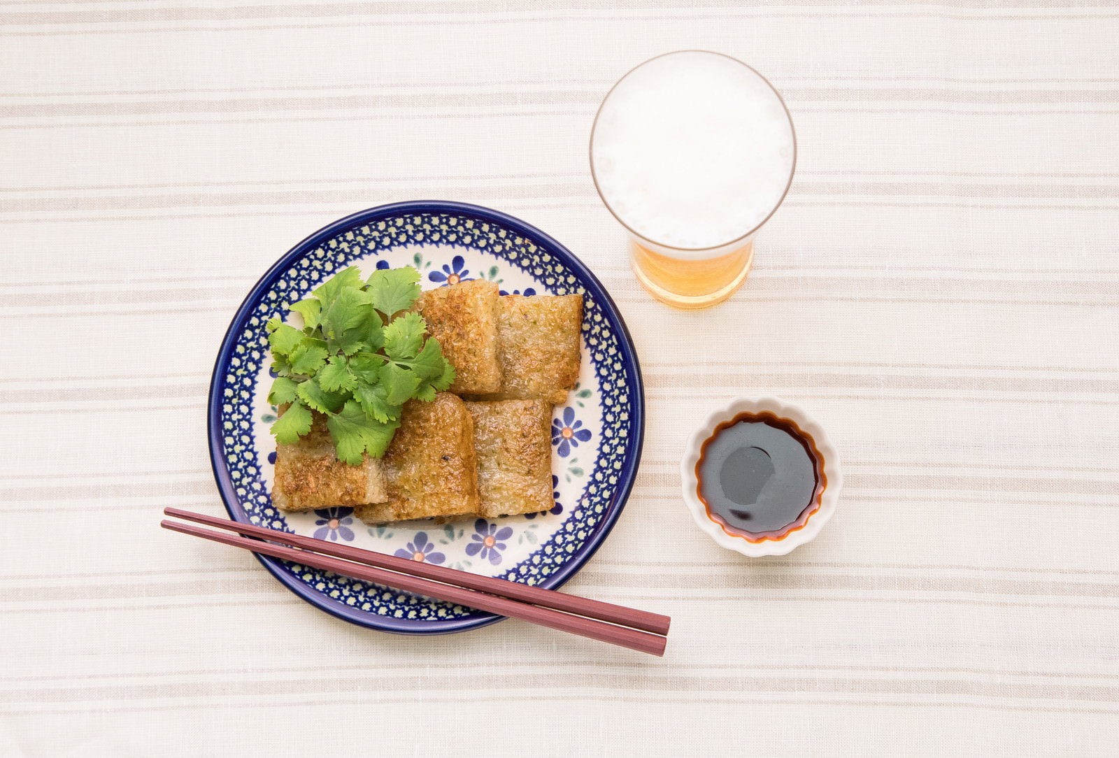 大根もちの生地を両手で成形する工程