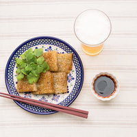 大根もちを手で成形する調理工程の写真