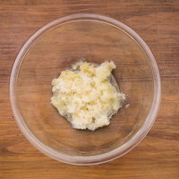 ガーゼで水切りされた大根おろしの下準備と調理工程の写真