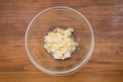 ガーゼで水切りされた大根おろしの下準備と調理工程