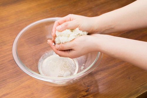 大根をすりおろして軽く水気を切る