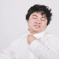 クールビズってなんだよ、暑くて汗だくの太った男性の写真