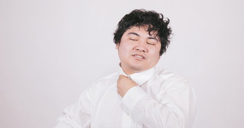 クールビズってなんだよ、暑くて汗だくの太った男性