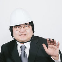 黒いヘルメットを着用して頭上に注意してくださいの写真