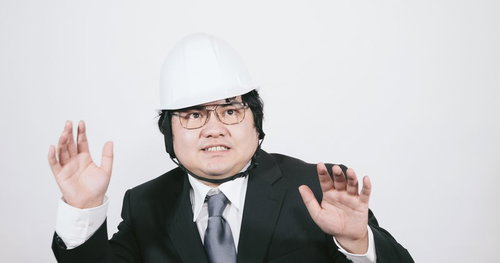 黒いヘルメットを着用して頭上に注意してください