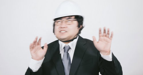 ヘルメットを被ったスーツ姿で冷静さを失う職員