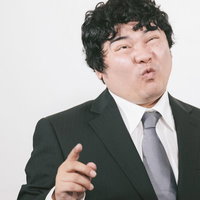 その案にポイントで怒鳴るスーツ姿の男性、ビジネスマンの写真