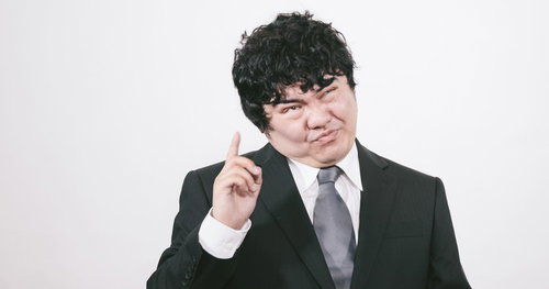 ほげっ！？と驚く表情で力説するスーツ姿の眼鏡をかけた男性