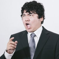 気合を入れてプレゼンする営業マンのスーツ姿の写真