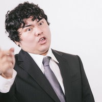 クレームに逆ギレする会社員の写真