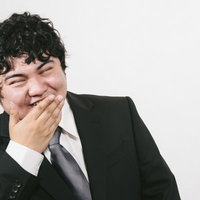 ええんやで(ﾆｯｺリ笑顔でポーズを取るスーツ姿の男性の写真