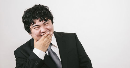 ええんやで(ﾆｯｺリ笑顔でポーズを取るスーツ姿の男性