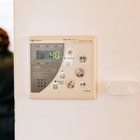 湯沸かし器の横に取り付けられたAmazonダッシュボタンの写真