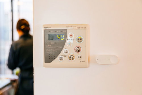 湯沸かし器の横に取り付けられたAmazonダッシュボタン