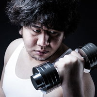 必死の形相で20回x10セットをこなすダイエッターの写真