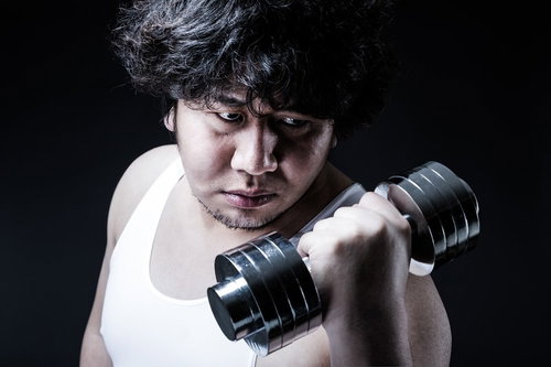 必死の形相で20回x10セットをこなすダイエッターの写真