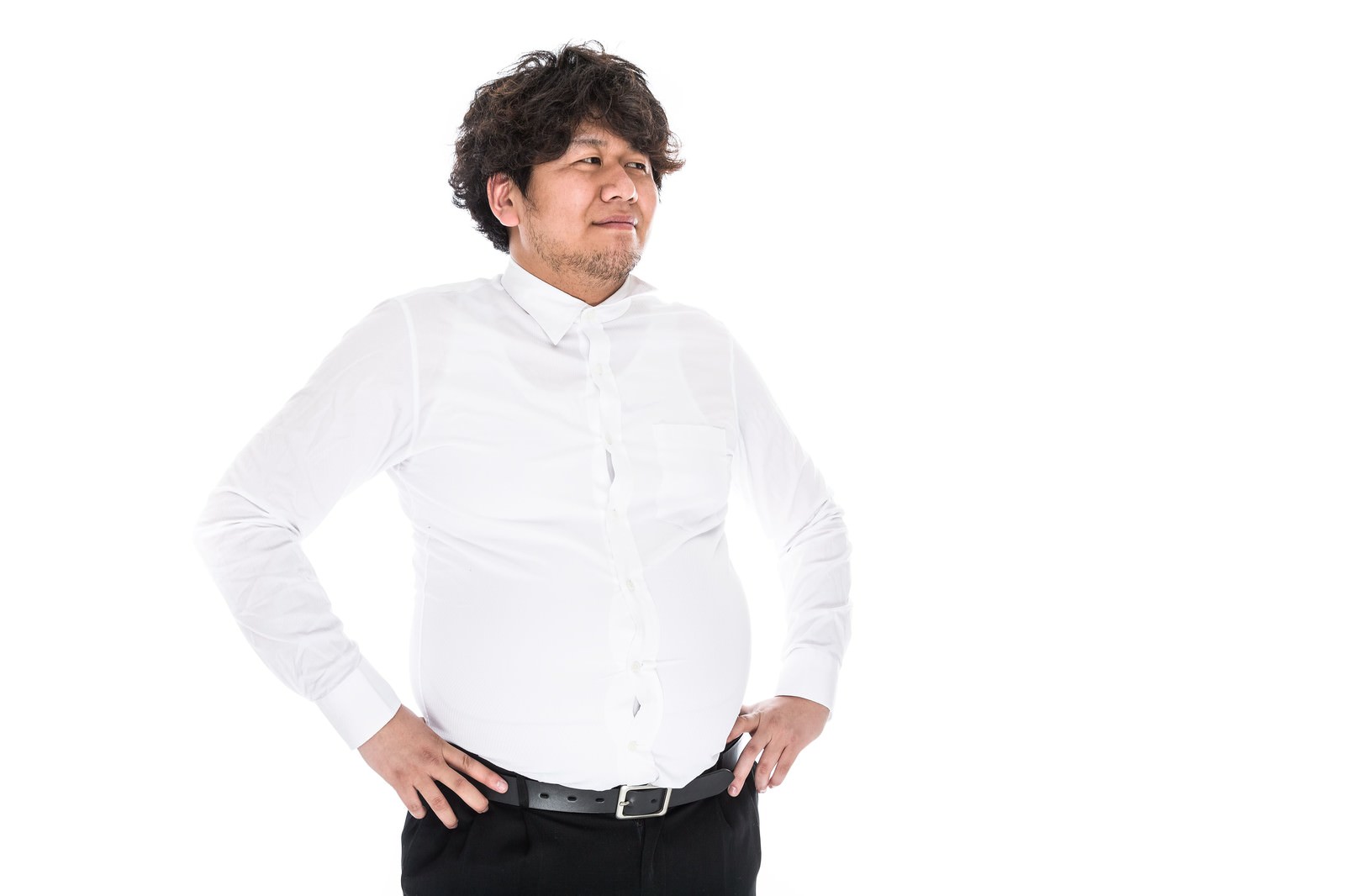 白いYシャツからお腹がはみ出している男性が両手を腰に当てて立っている［モデル：あまのじゃく］