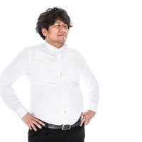 部屋とはちきれそうなYシャツをはみ出させる男性の写真