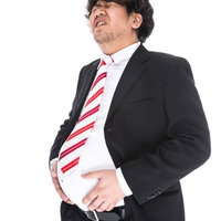 ラーメン餃子セットにご飯を追加したことを後悔している部長の表情の写真